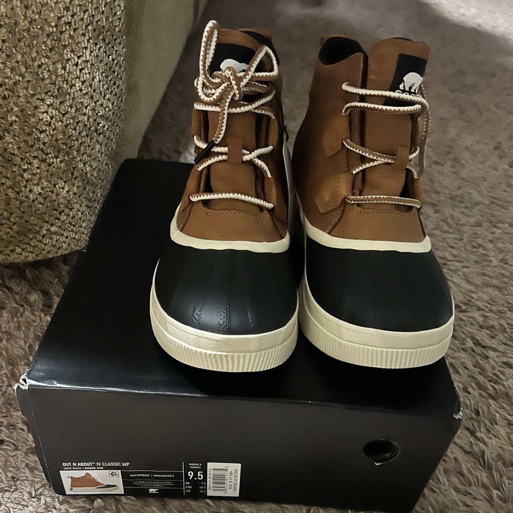 Women’s Sorel Out n About boots. BRAND NEW
Size 9.5 fit like a 9